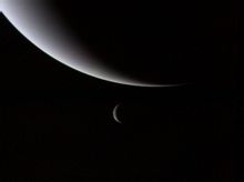新月状的海王星和特里同，旅行者2号拍摄